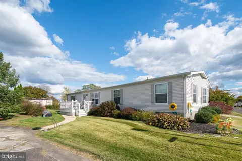 7 Holly Dr, Sicklerville, NJ 08081