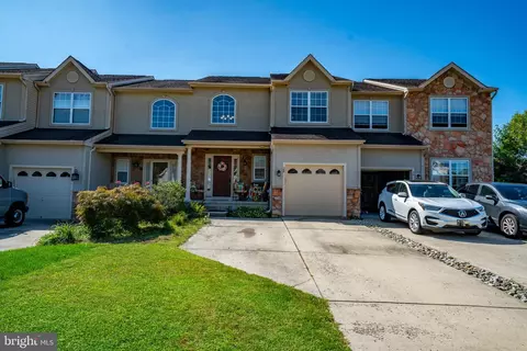28 Glacier Dr, Berlin, NJ 08009