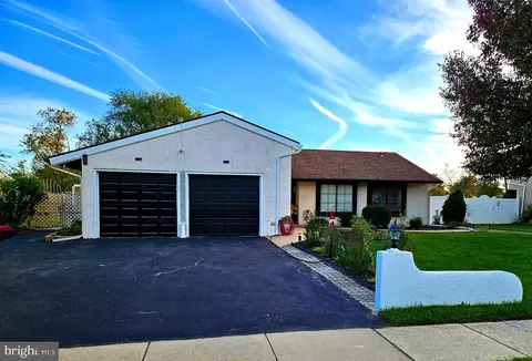 43 Penfield Ln, Sicklerville, NJ 08081