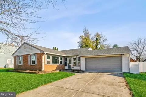 18 Longwood Dr, Stratford, NJ 08084