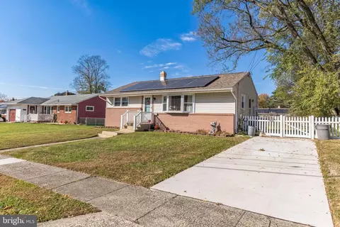 1 Laguna Dr, Magnolia, NJ 08049