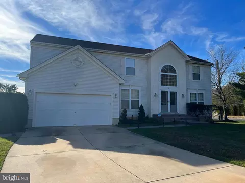2 E Meadowbrook Cir, Sicklerville, NJ 08081
