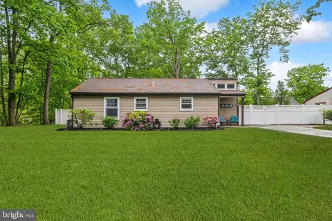 27 Dundalk Ln, Sicklerville, NJ 08081