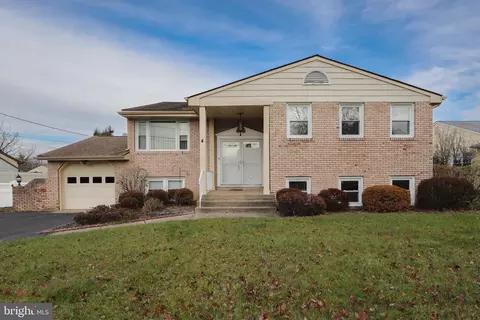 4 Meryl Ln, Cherry Hill, NJ 08002