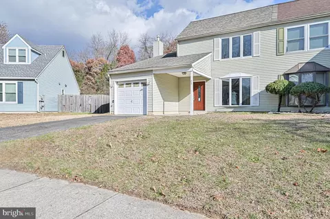 26 Dickenson Dr, Sicklerville, NJ 08081