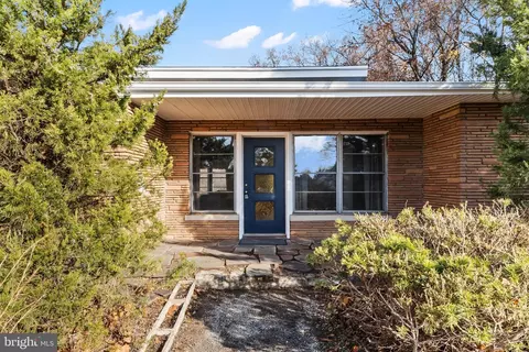 147 Lake Dr, Brooklawn, NJ 08030