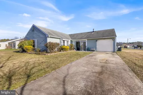80 Arbor Meadow Dr, Sicklerville, NJ 08081