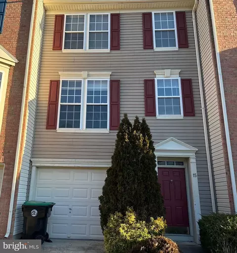 15 Colts Neck Dr, Sicklerville, NJ 08081