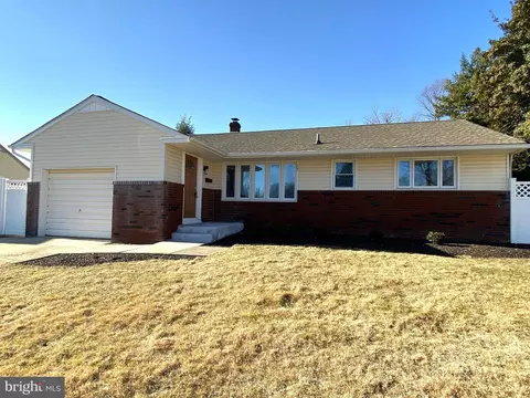 15 Malibu Dr, Magnolia, NJ 08049