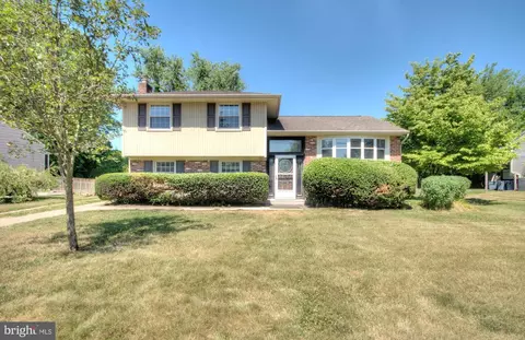 53 Longwood Dr, Stratford, NJ 08084