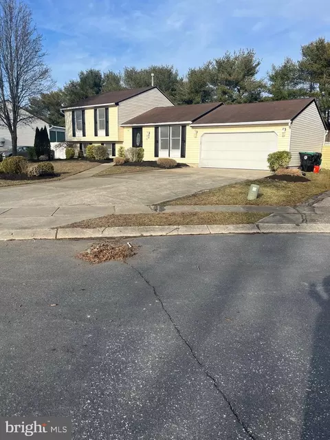 28 Dover Ln, Sicklerville, NJ 08081