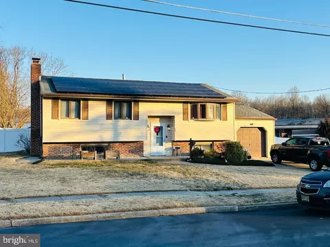 22 Eaton Cir, Clementon, NJ 08021