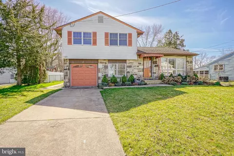 4 Great Oak Rd, Voorhees, NJ 08043