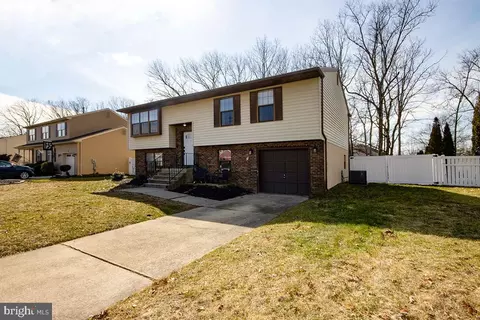 29 Woodshire Dr, Sicklerville, NJ 08081