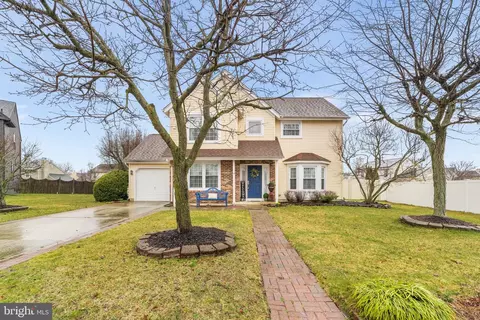 4 Clover Ct, Sicklerville, NJ 08081