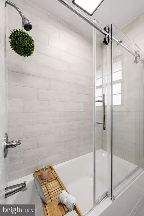 Bath - 511 Main Ave, Berlin, NJ 08009 photo 2 of 4