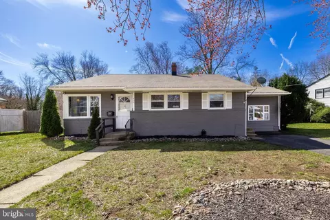 530 Beverly Dr, Magnolia, NJ 08049