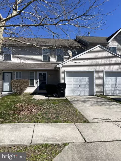 16 Meadowood Ln, Sicklerville, NJ 08081