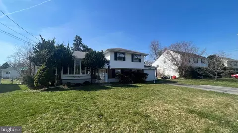 41 Longwood Dr, Stratford, NJ 08084