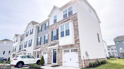33 Ortiz Dr, Pennsauken, NJ 08110