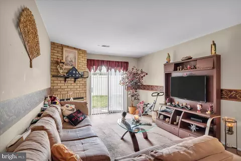 Living - 604 Mason Run, Pine Hill, NJ 08021 photo 2 of 4