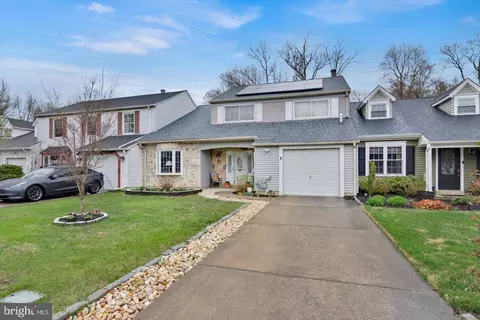 8 Sandpiper Dr, Voorhees, NJ 08043
