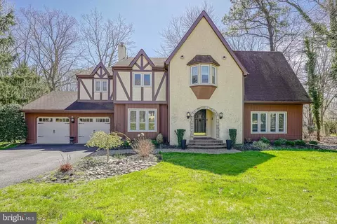9 Rollingwood Dr, Voorhees, NJ 08043