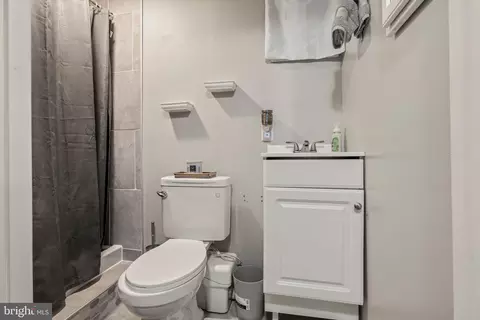 Bath - 31 Windmill Dr, Clementon, NJ 08021 photo 3 of 4