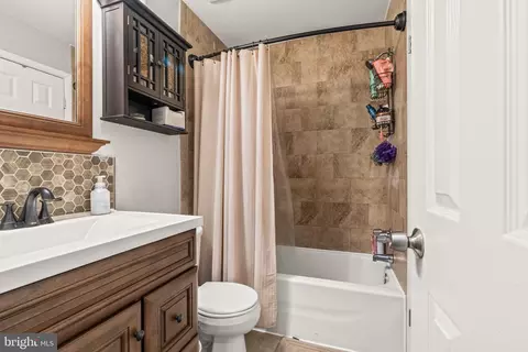 Bath - 31 Windmill Dr, Clementon, NJ 08021 photo 2 of 4