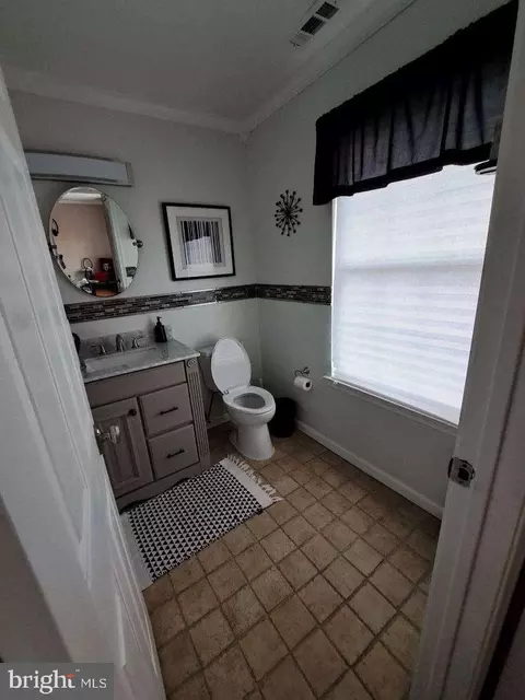 Bath - 27 Covington Dr, Sicklerville, NJ 08081 photo 2 of 4
