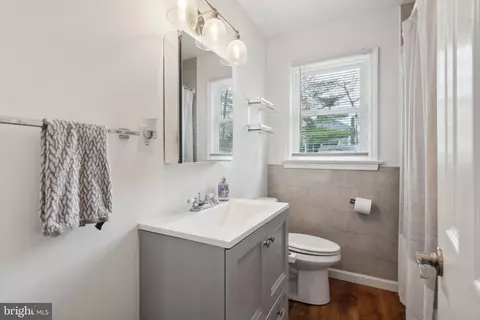 Bath - 1009 Wayne Rd, Haddonfield, NJ 08033 photo 2 of 3