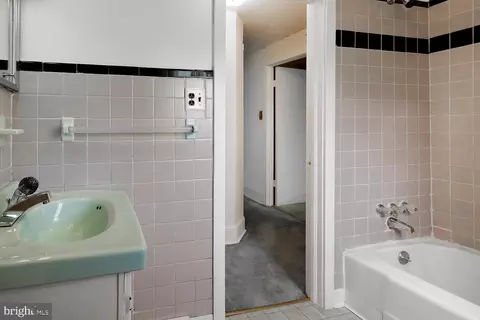 Bath - 552 Spring Rd, Hammonton, NJ 08037 photo 1 of 3