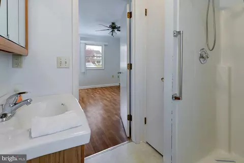 Bath - 552 Spring Rd, Hammonton, NJ 08037 photo 2 of 3