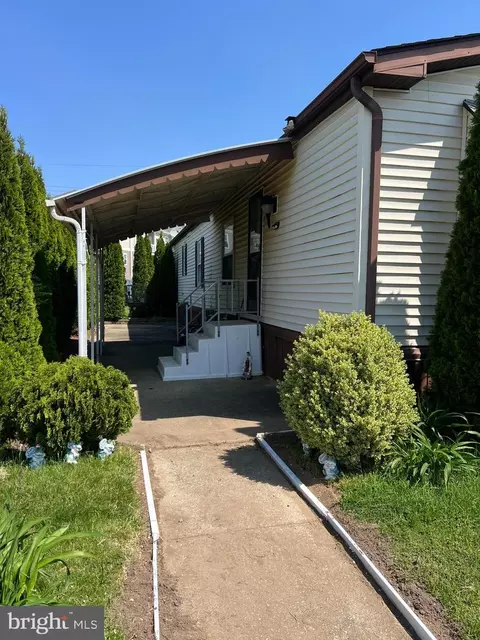 6 Maple Dr, Sicklerville, NJ 08081
