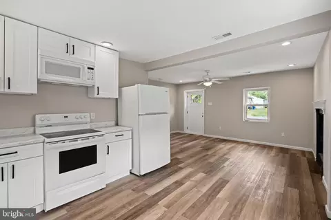 Entry Way - 168 Silver Lake Dr, Clementon, NJ 08021 photo 1 of 2