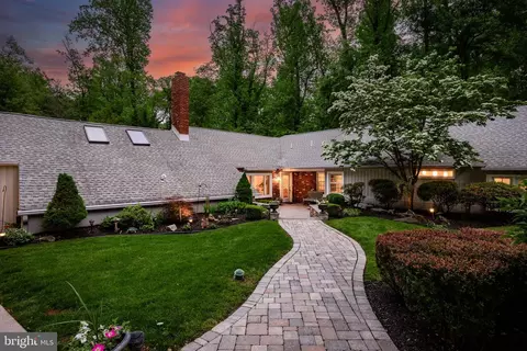 17 N Riding Dr, Cherry Hill, NJ 08003