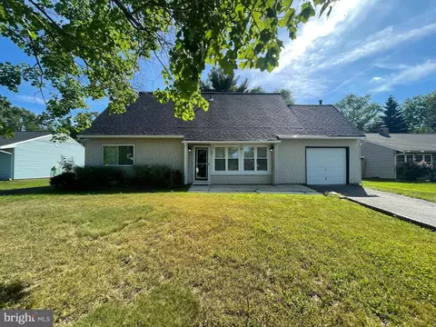 69 Penfield Ln, Sicklerville, NJ 08081