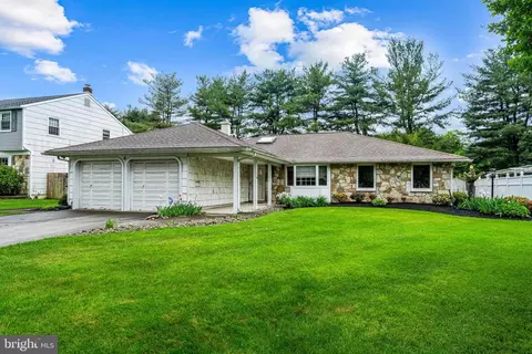 8 Lisa Ln, Cherry Hill, NJ 08003