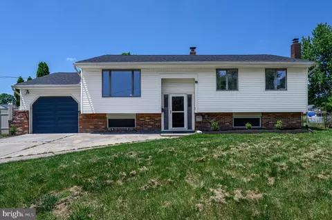 2 Camelot Ct, Blackwood, NJ 08012