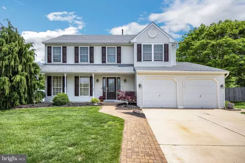 42 Larkspur Cir, Sicklerville, NJ 08081