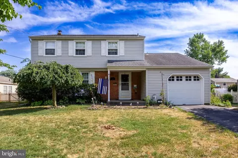 31 Lantern Ln, Cherry Hill, NJ 08002