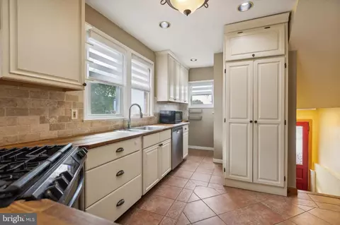 Entry Way - 139 E Pine St, Audubon, NJ 08106 photo 7 of 12