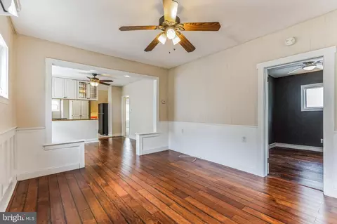 Entry Way - 139 E Pine St, Audubon, NJ 08106 photo 4 of 12