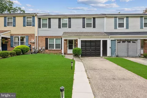 215 Cherrywood Dr, Clementon, NJ 08021