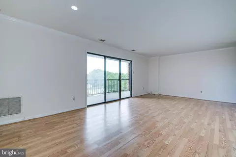 Living - 409 Haddonfield Cmns #409, Haddonfield, NJ 08033 photo 4 of 5