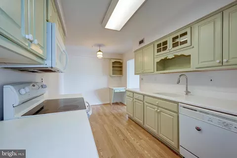 Kitchen - 409 Haddonfield Cmns #409, Haddonfield, NJ 08033 photo 2 of 3