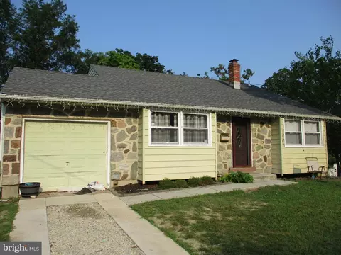 306 Sussex Dr, Lindenwold, NJ 08021