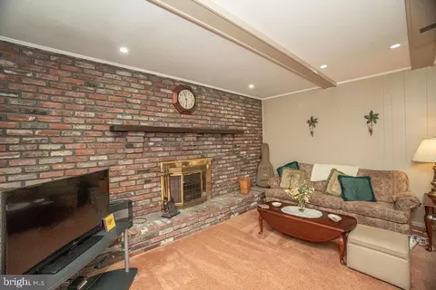 Living - 41 Jefferson Dr, Clementon, NJ 08021 photo 2 of 7