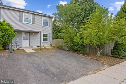 2 Melbourne Ln, Sicklerville, NJ 08081
