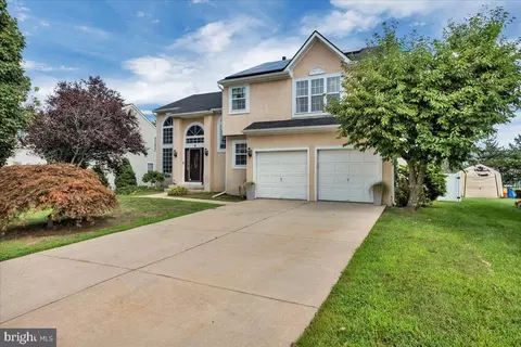 9 Flagstone Dr, Sicklerville, NJ 08081